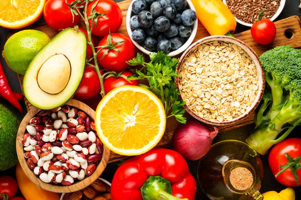 Composizione di alimenti sani con verdure, cereali, semi e frutta secca