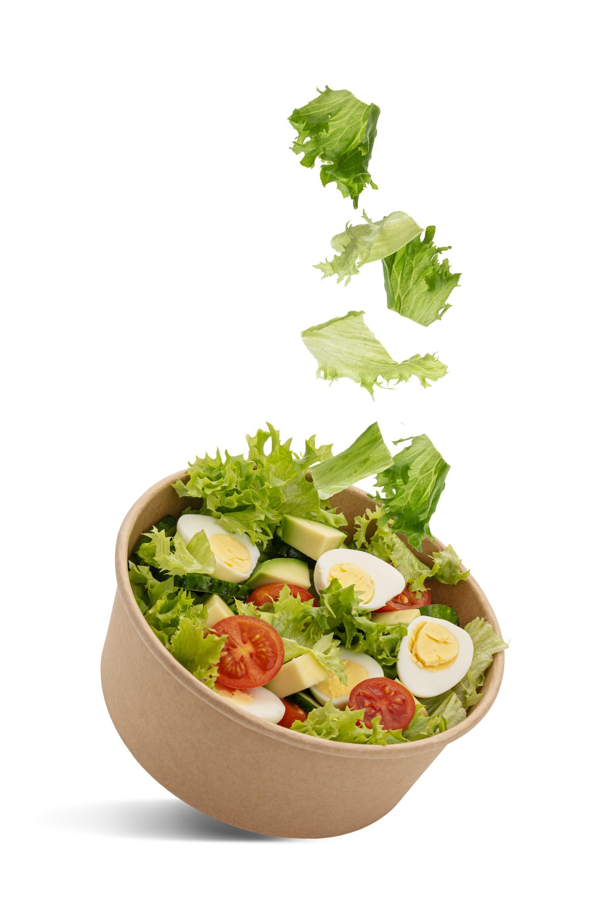 Insalata con uova, avocado e verdure su fondo chiaro