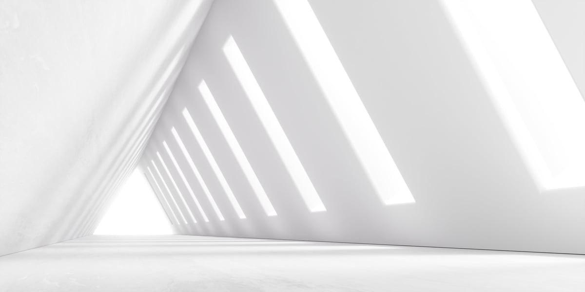 Corridoio architettonico minimale e luminoso in toni chiari e azzurrati